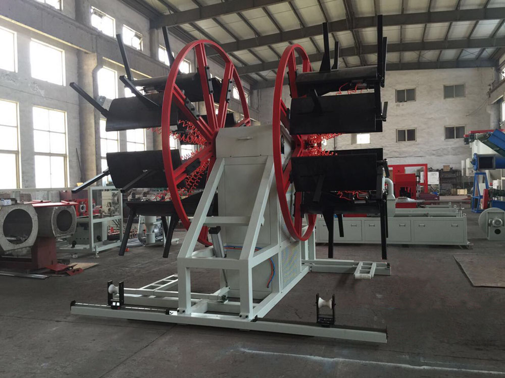 Automatic plastic pipe coiler